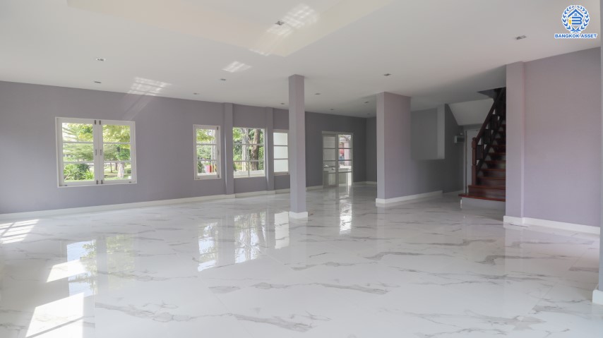 บ้านมือสองตกแต่งใหม่ ม.ราชพฤกษ์ บางบอน 4 หลังมุม! บนเนื้อที่มากถึง 106.6 ตร.ว. ฟังก์ชัน 3 ห้องนอน 4 ห้องน้ำ 1 ห้องแม่บ้าน 4 ที่จอดรถ พื้นที่สนามหญ้าด้านข้างกว้างกว่าถึง 240 ตร.ม. บนทำเลคุณภาพ เชื่อมต่อหลายเส้นทาง ใกล้เดอะมอลล์บางแค จุดขึ้นทางด่วน "เพชรเกษม" และรถไฟฟ้า "สถานีหลักสอง"